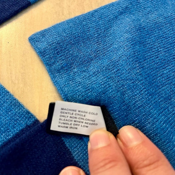 NWOT- Gap blue striped scarf - Picture 3 of 4